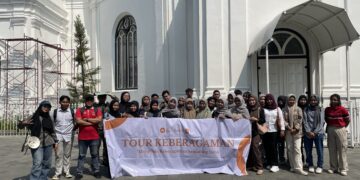 Mahasiswa Studi Agama-Agama UIN Walisongo Berswafoto didepan Gereja Blenduk