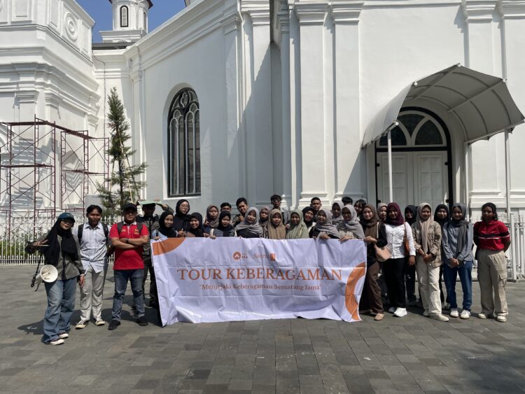 Mahasiswa Studi Agama-Agama UIN Walisongo Berswafoto didepan Gereja Blenduk