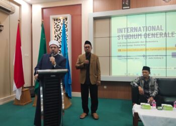 Syaikh Dr. Muhammad Yahya Al-Kattani Al-Azhari menyampaikan materi dalam Internasional Stadium General bertema “Ilmu-ilmu Ushuluddin dan Tantangan Modernitas” di Aula Gedung Q FUHUM UIN Walisongo