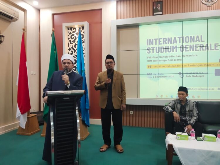 Syaikh Dr. Muhammad Yahya Al-Kattani Al-Azhari menyampaikan materi dalam Internasional Stadium General bertema “Ilmu-ilmu Ushuluddin dan Tantangan Modernitas” di Aula Gedung Q FUHUM UIN Walisongo