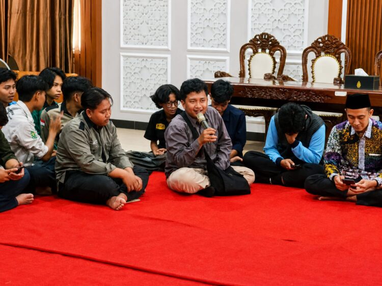 Suasana mujahadah dan doa bersama pimpinan FUHUM UIN Walisongo dan mahasiswa menyambut PBAK 2026.
